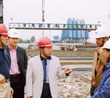       圖為學(xué)院畢業(yè)生韋世國(guó)副局長(zhǎng)（左一）、學(xué)院畢業(yè)生九泰公司 總經(jīng)理關(guān)和平（中）在施工現(xiàn)場(chǎng)